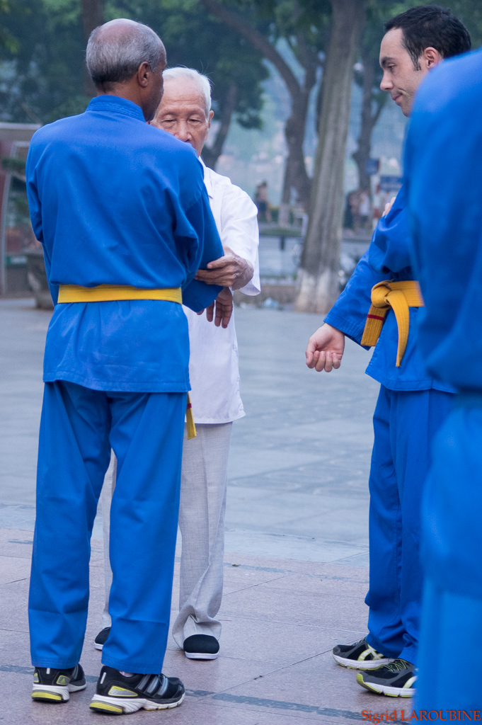 Entrainement au lac de l'épée restituée. Hồ Hoàn Kiếm. ( _IMG4698 )